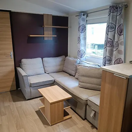 Camping Les Pierres Couchees Kamp alanı *